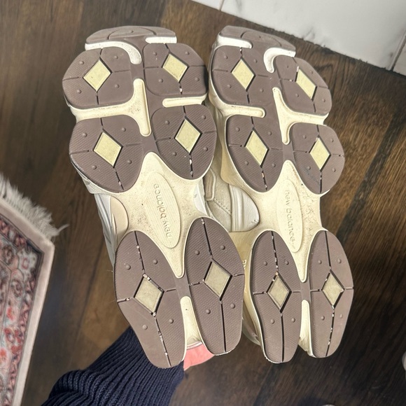 New balance 9060 Sneakers Like New Green White Womens 9 US - Picture 5 of 5